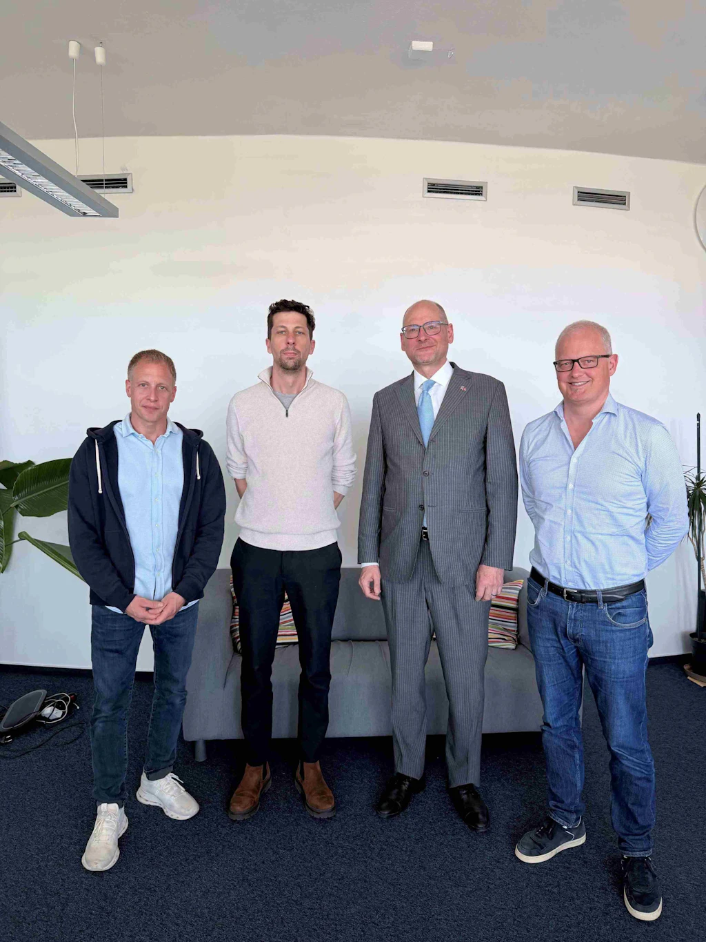Auf dem Foto sind von links nach rechts zu sehen: Samuel von Gunten (Programmleiter ePGU), Tomas Hubaty (Leiter Entwicklungsteam ePGU), Peter Nelson (Schweizer Botschafter in der Slowakei) und Christoph Grossmann (Projektleiter BIT).