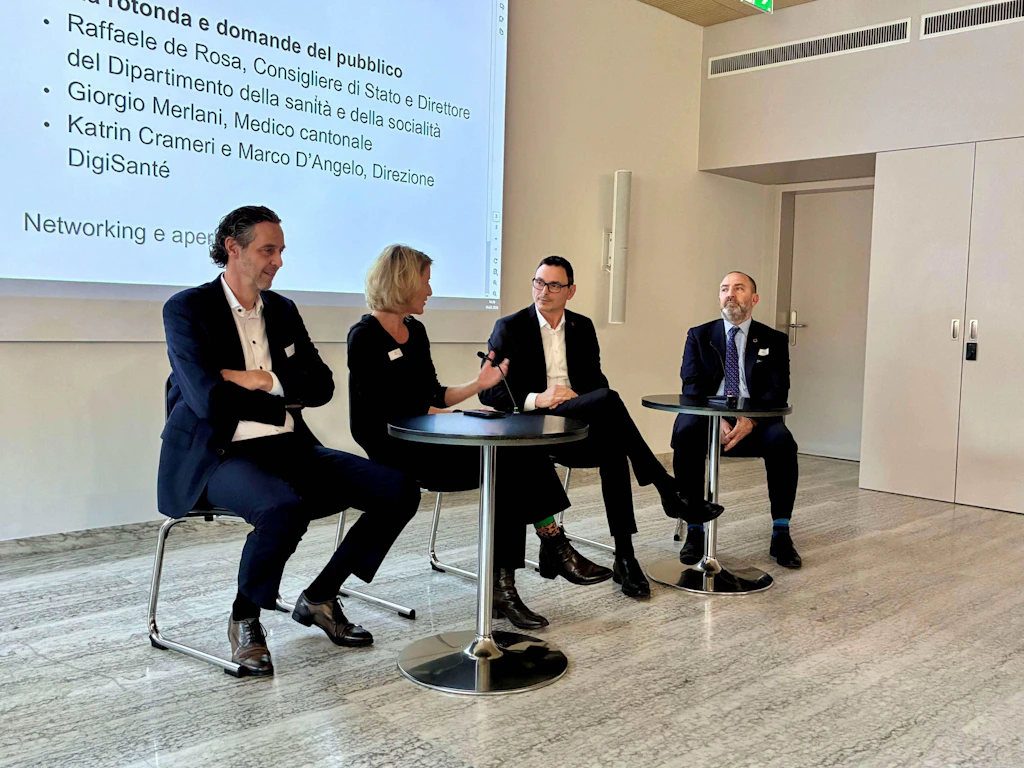 Abschliessende Gesprächsrunde. Von links nach rechts: Marco d'Angelo und Katrin Crameri (DigiSanté Management), Raffaele de Rosa (Staatsrat und DSS-Direktor), Giorgio Merlani (Kantonsarzt)