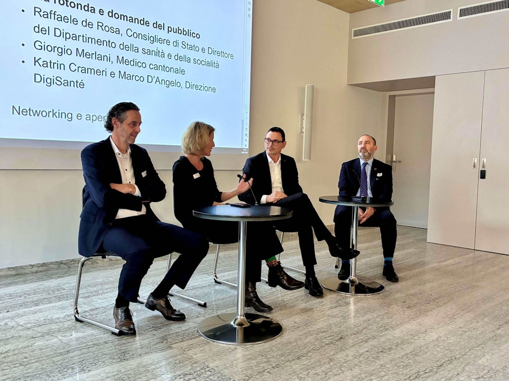 Table ronde finale.De gauche à droite : Marco d'Angelo et Katrin Crameri (direction DigiSanté), Raffaele de Rosa (conseiller d'État et directeur du DSS), Giorgio Merlani (médecin cantonal)
