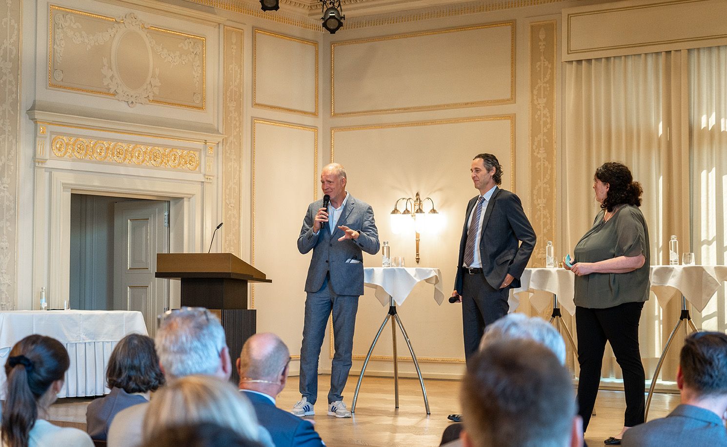 Responsable du programme et vice-directrice lors de la première séance d'information 2023